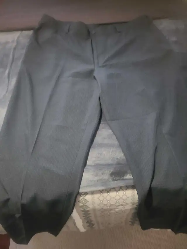Mens Izod golf pants 40/32 in Golf in Cambridge - Image 4