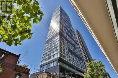 Renting a luxury 2 Br corner unit condo or sharing a room ($1250/mth) in downtown Toronto. Steps awa...