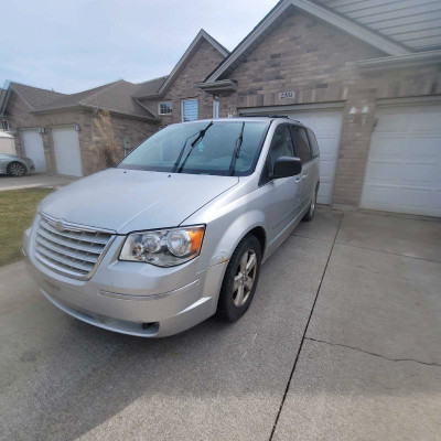 2010 chrysler town & country 