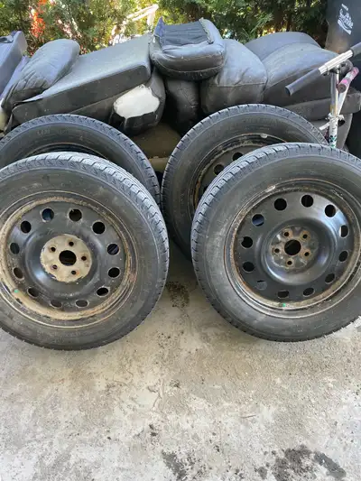 4 rims 18po 5x114.3 le center bore est 60.1mm et les pneus d’hiver sont des michelin x-ice 235 55 18...