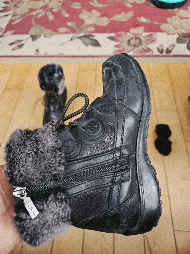 Bottes d'hiver (femmes 6 1/2 W) empeigne cuir in Women's - Shoes in Laval / North Shore - Image 3