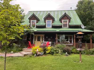 15 minutes to Sobeys, One block to Ottawa river sandy beach, golf nearby, bike or trails. Log home u...