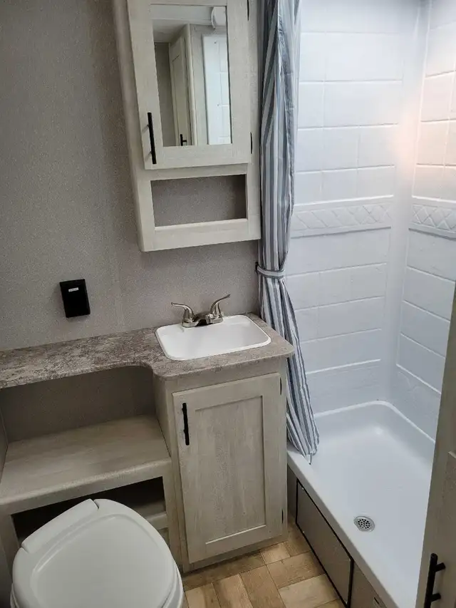 camper. trailer in Travel Trailers & Campers in Kingston - Image 2