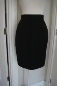 Women Le chateau pencil Skirt, Black, Lined size 5 Waist 25"