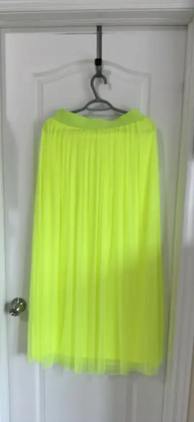 Add a pop of colour to your wardrobe with this vibrant neon yellow tulle skirt! This skirt is -new c...