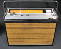 Vintage 1975 radio à transistor AM/FM modèle RZM 176E