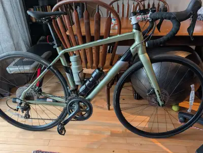 Felt VR 40 with hydraulic disc brakes & Shimano Tiagra group set, View more