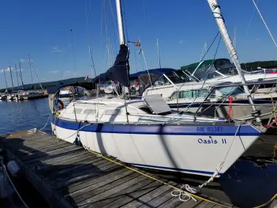 • Specs: Designed by Camper & Nicholson, built by Canadian Sailcraft (Ontario); shoal-draft with lea...