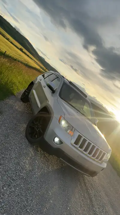 2012 jeep grand Cherokee overland 5.7 HEMI Awesome vehicle , overall in good condition, it does have...