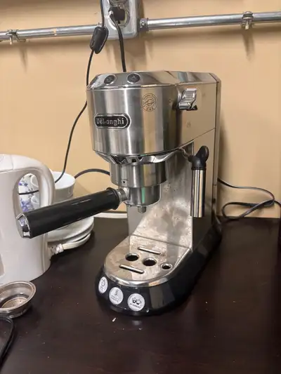 DeLonghi Espresso Machine like new https://www.canadiantire.ca/en/pdp/delonghi-arte-dedica-espresso-...