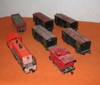 HO Train CP Rail Yard Engine Shuttle 8 Wheeler 6 Cars -Used Red