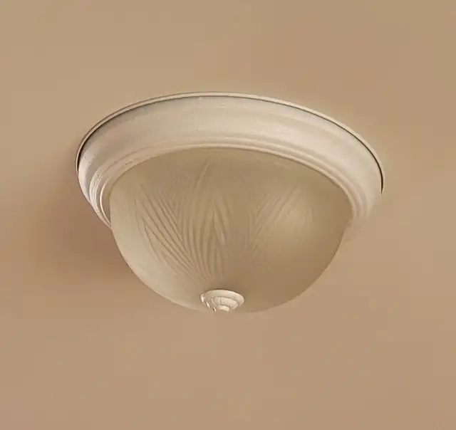 Plafonnier à 2 lumières vitre et metal blanc  Ceiling fixture in Indoor Lighting & Fans in Laval / North Shore - Image 4