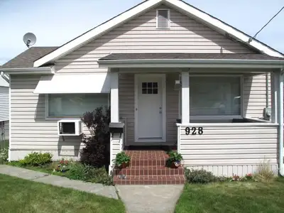 3 Bedroom Prime Downtown Location - Upper Floor Suite Updated house with partially fenced yard in pr...