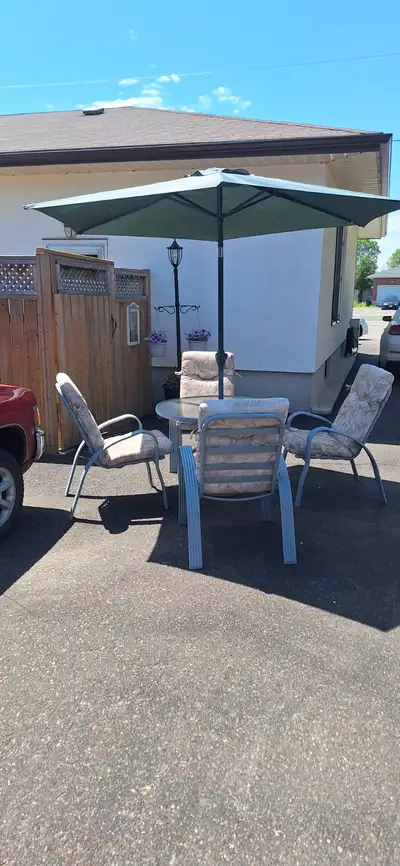 Patio Table and 4 Chairs, Voir plus