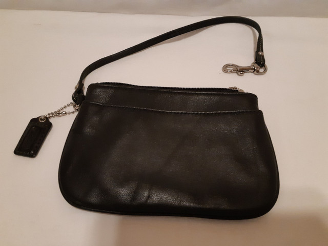 Women's small black Coach genuine leather wtistlet/Change Purse in Women's - Bags & Wallets in City of Halifax - Image 4