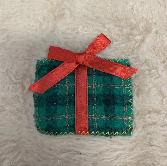 Vintage Christmas Tree Skirt in Home Décor & Accents in Lethbridge - Image 6