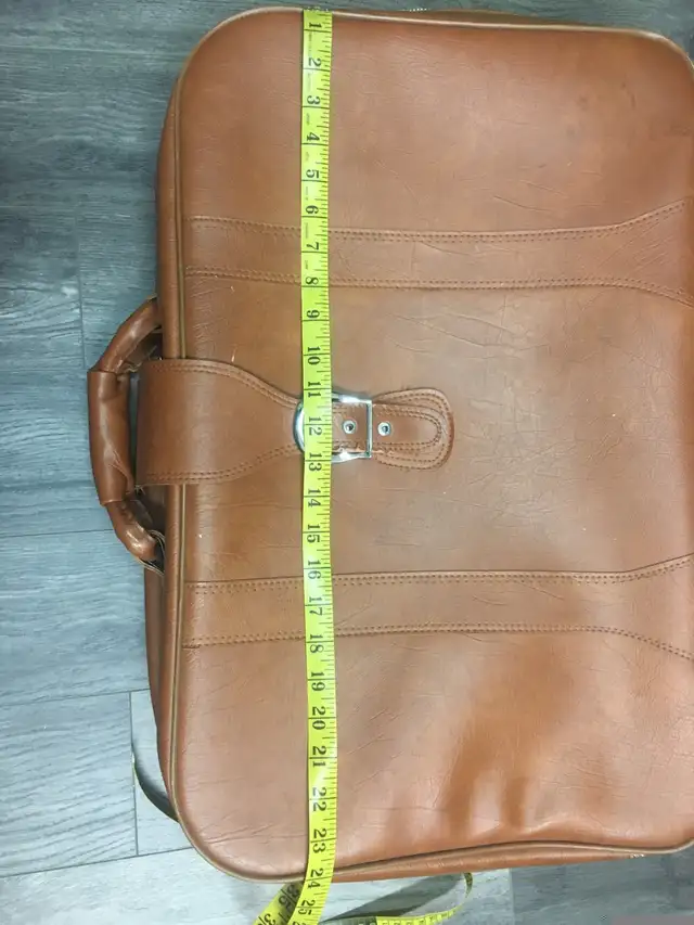 Vintage Mediums size leather suitcase  in Storage & Organization in Mississauga / Peel Region - Image 7