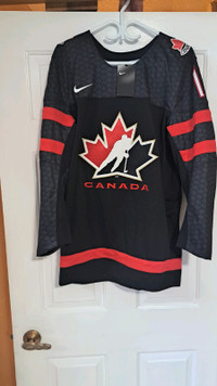 NEW - Men's Medium Team Canada Hockey Jersey