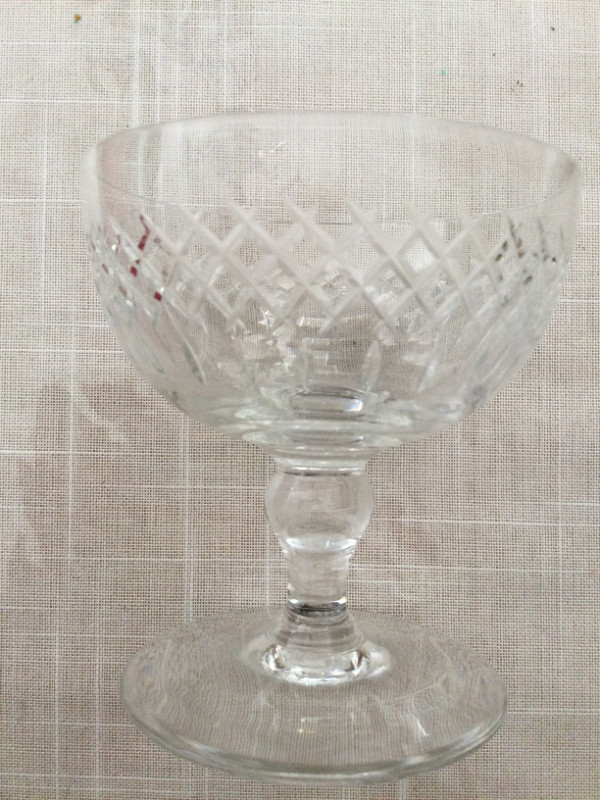Crosshatch Crystal Martini/Champagne Glasses - Set Of 4 in Kitchen & Dining Wares in Penticton - Image 2