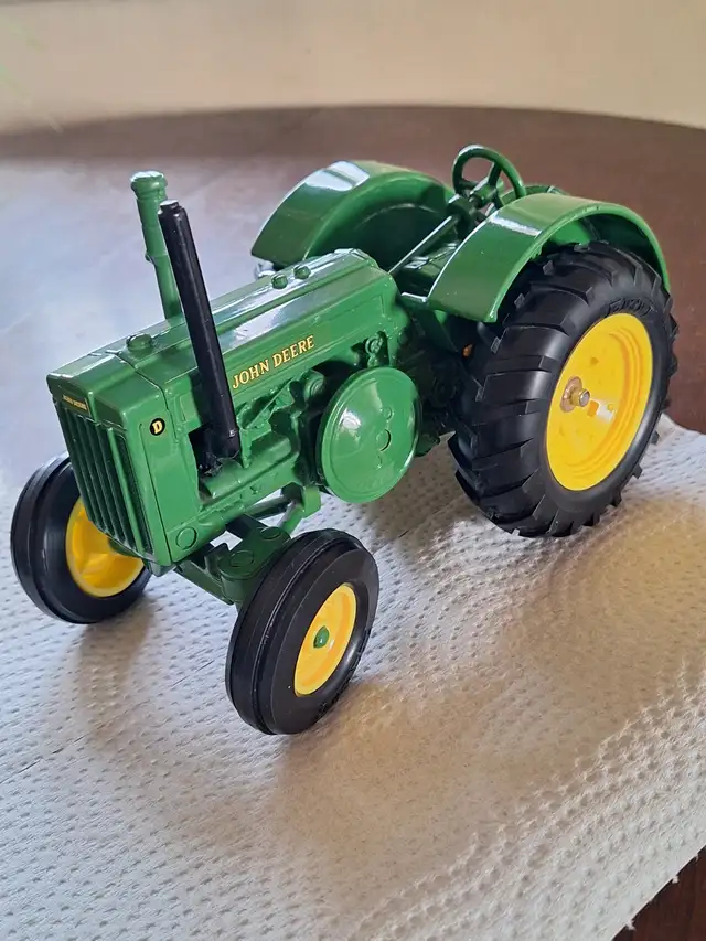 John Deere "D" Die Cast Tractor in Arts & Collectibles in Grande Prairie - Image 2