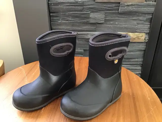 Bogs baby classic solid rain boots (size 7)  in Other in Ottawa - Image 3