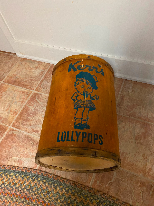 Vintage Kerrs wood Lollypop barrel in Arts & Collectibles in Oakville / Halton Region - Image 3