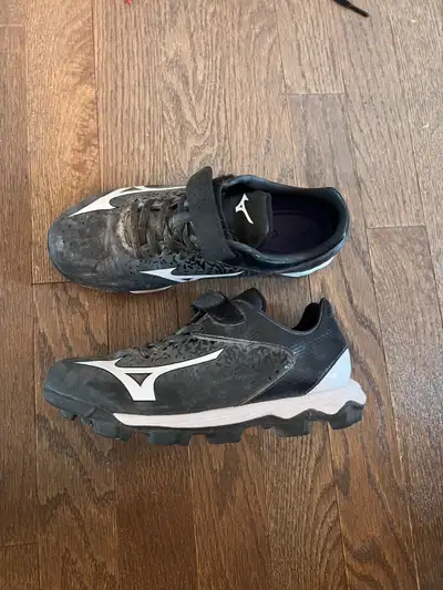 Black and white Mizuno brand Good condition Plastic cleats (not steel) Size 2