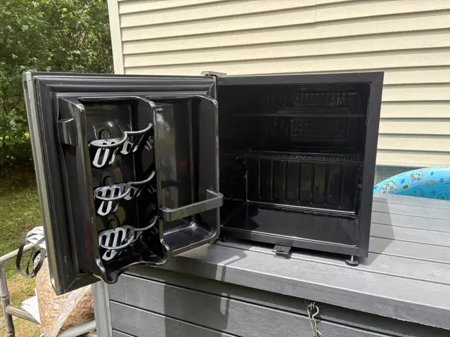 Master Chef Mini Fridge in Refrigerators in City of Halifax - Image 3