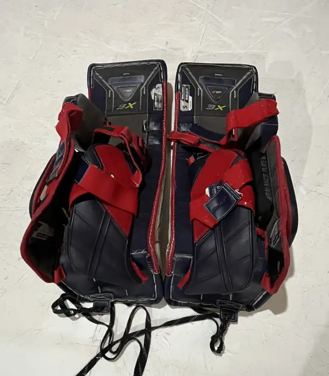 Bauer 3x Int S 30+1 goalie pads, blocker and catcher in Hockey in Barrie - Image 4