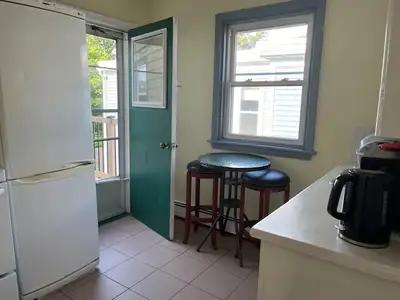 COZY, BRIGHT 2 BEDROOM on Windsor Street within 1-2 blocks of Quinpool Road, Superstore, QEll Hospit...