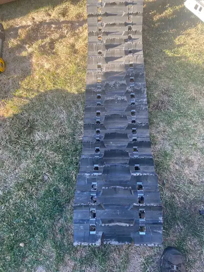 Skidoo 151 x 16 x 2.31 track, 2.52 pitch, in excellent condition. Call or text only to 587 679 4344
