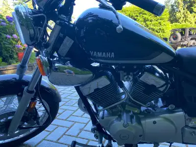 -2023 Yamaha V-Star 250 -2093 km -recent service at dealership -no dent, scratches