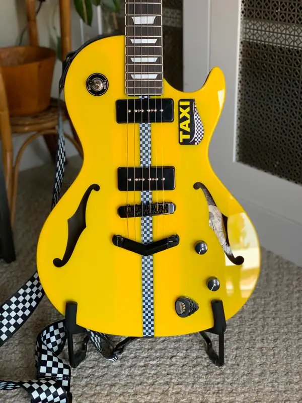 Semi -hollow Parlour sized Electric Guitar in Guitars in Calgary - Image 3