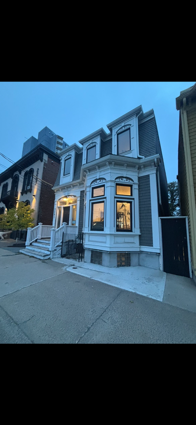 Big room on main level of a house 10 minute walk from downtown and water front. Shared with 5 girls,...