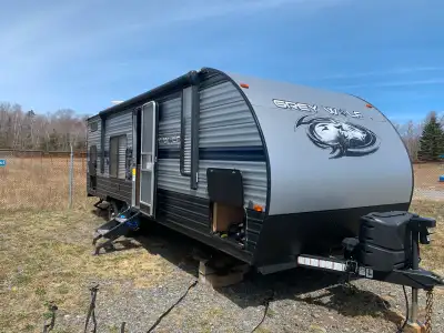 2019 Forest River Greywolf 26 DJSE The Grey Wolf 26DJSE by Forest River is a lightweight travel trai...