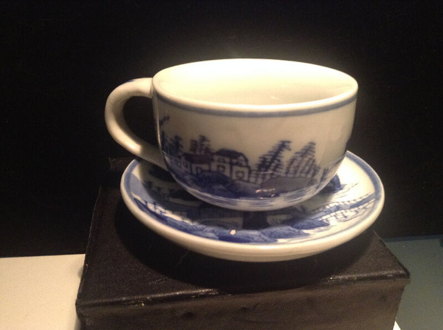 Antique Blue White Chinese Oriental Tea Cup & Saucer in Arts & Collectibles in Vancouver - Image 4