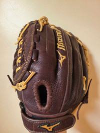 NEW - Mizuno Softball/Baseball Glove - Left Handed 