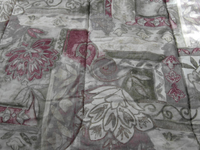 Comforter queen in Bedding in Stratford - Image 3