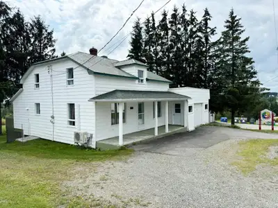 Maison sur 2 étages offrant 4 chambres à l'étage et 1 au rez de chaussée avec garage de 40 pieds. Ch...