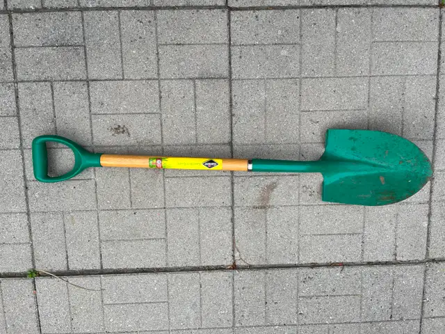 Round Point Steel Shovel with D-Grip Handle