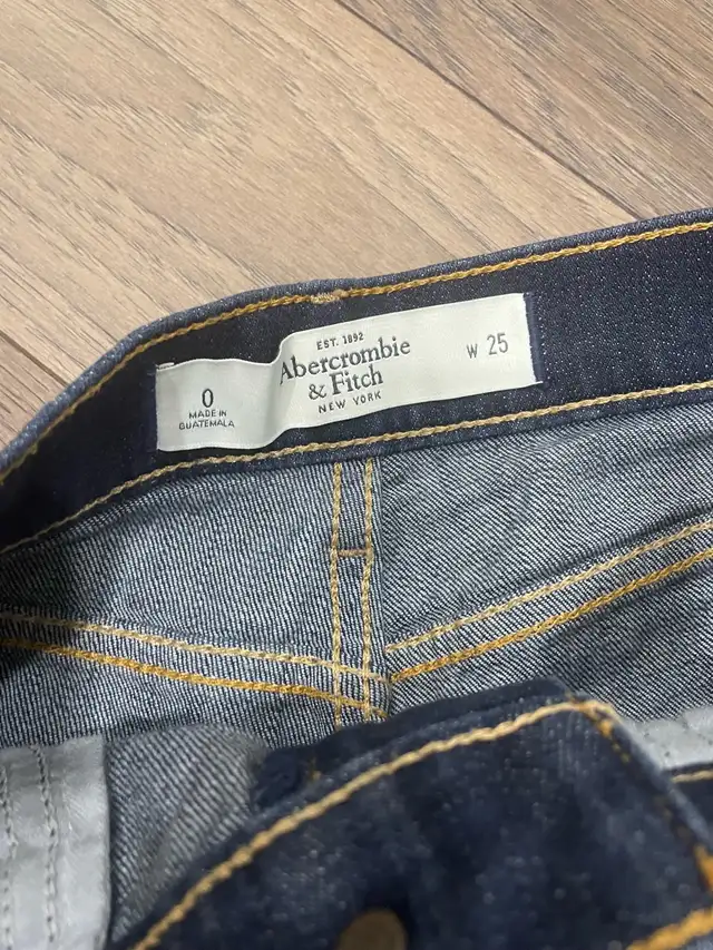 Women’s Abercrombie & Fitch Jean shorts in Women's - Bottoms in Mississauga / Peel Region - Image 4