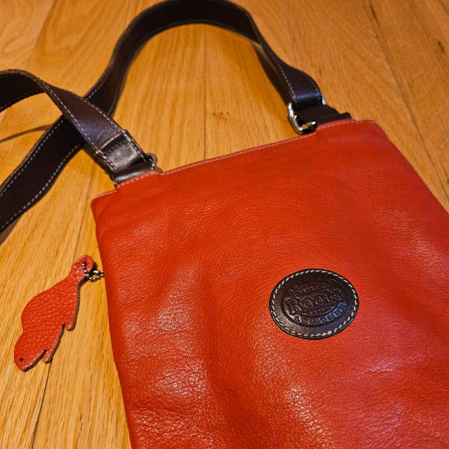 ROOTS leather crossbody purse/bag in Women's - Bags & Wallets in Markham / York Region - Image 3