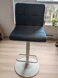 Blue counter chairs set/Set de 2 chaises de comptoir