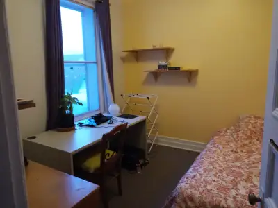 Bonjour, Je recherche un ou une colocataire étudiant(e) à partir du 18 juin 2026.. La chambre à loue...