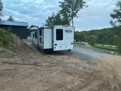 I'm selling my 2019 Salem Villa Classic, a spacious and comfortable travel trailer perfect for famil...