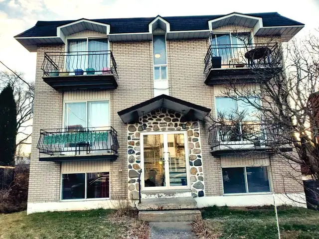 4 1\2 situé dans un 6-plex, libre le 1er juillet