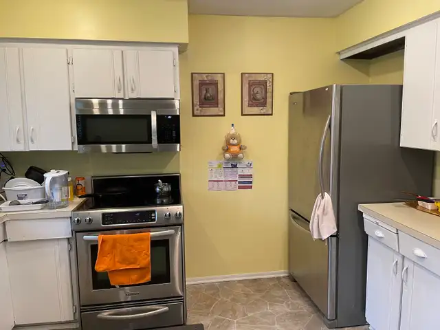 upstairs bedroom for rent  in Room Rentals & Roommates in Burnaby/New Westminster - Image 11