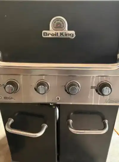 100$ 4 burner Broil King with 2 tanks, View more