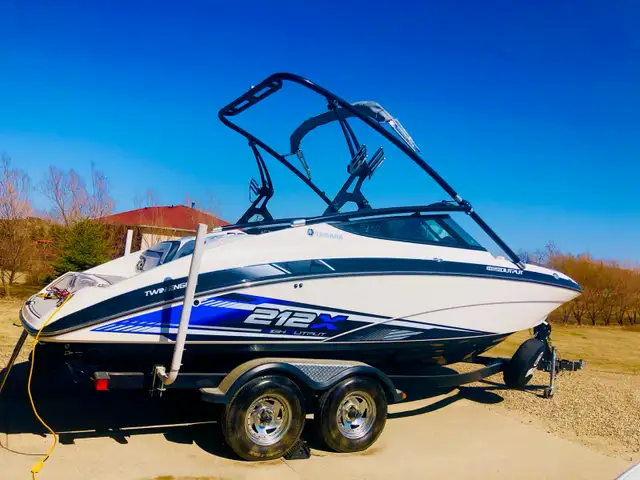 2015 Yamaha 212X Jet Surf Wake Boat in Powerboats & Motorboats in Saskatoon - Image 5