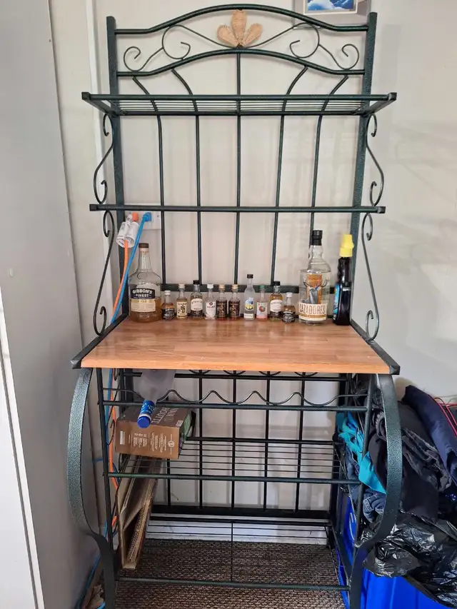 dinnette table , chairs and bakers rake in Dining Tables & Sets in Sarnia - Image 9